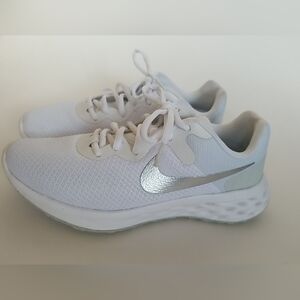 Nike Revolution 6 Sz 7.5 Womens Tennis shoes White W Silver Logo